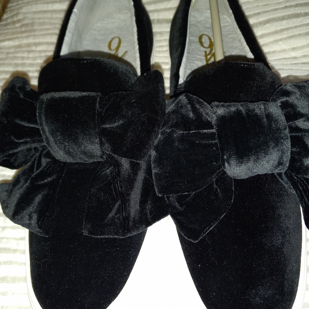 Nine West black velvet sneaker with bow. Size 10M